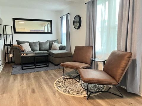 Modern & Renovated 3BR 1BA Home - Quiet & Cozy House in Madison Heights