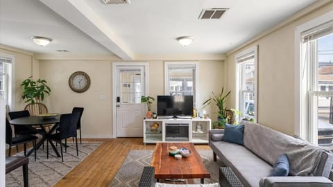 Spacious 5BR Beach Home - Walk to Ocean House in Colorado