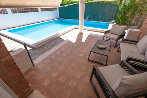 Property building, Off site, Garden, Balcony/Terrace, Pool view, Swimming pool