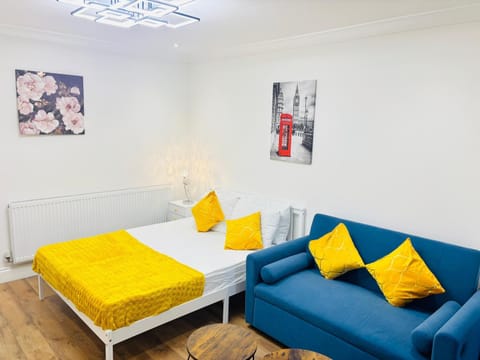Bed, Living room, Photo of the whole room, Seating area, Bedroom