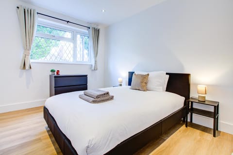 Modern 4 Bed Home with Driveway Apartment in Colchester