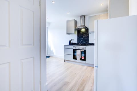 Modern 4 Bed Home with Driveway Apartment in Colchester