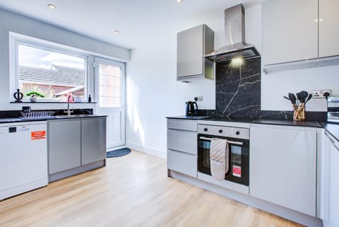 Modern 4 Bed Home with Driveway Apartment in Colchester