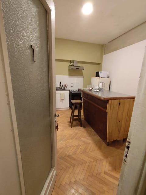 Kitchen or kitchenette, minibar, oven, stove