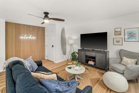 TV and multimedia, Living room, Seating area, Evening entertainment