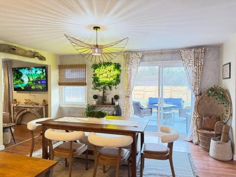 Vibing Hudson Retreat Pet-Friendly w Hot Tub Apartment in Capital District, NY, USA