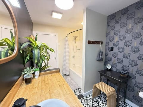 Vibing Hudson Retreat Pet-Friendly w Hot Tub Apartment in Capital District, NY, USA