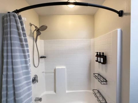 Vibing Hudson Retreat Pet-Friendly w Hot Tub Apartment in Capital District, NY, USA