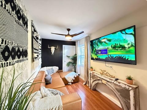 Vibing Hudson Retreat Pet-Friendly w Hot Tub Apartment in Capital District, NY, USA