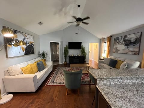 Valdosta 3-Bedroom Home with 5 beds near valdosta State & Hospital House in Valdosta