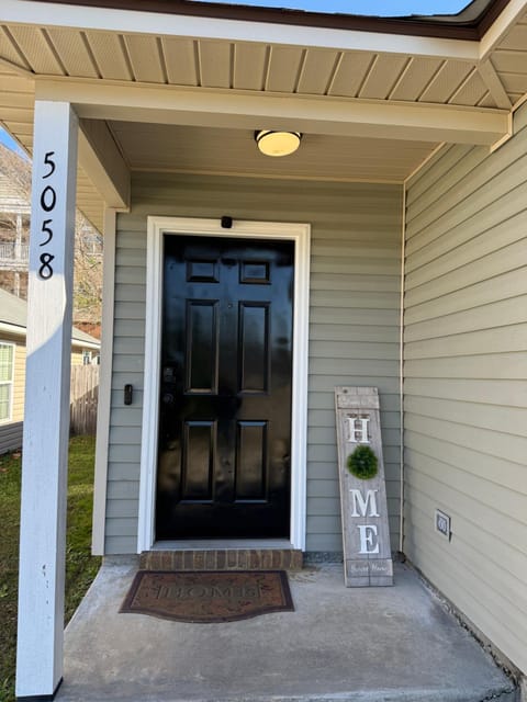 Valdosta 3-Bedroom Home with 5 beds near valdosta State & Hospital House in Valdosta