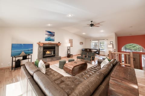 Emerald Lodge at Tahoe Park by Tahoe Getaways - 4BR w HOA Beach & Air Conditioning House in Tahoe City