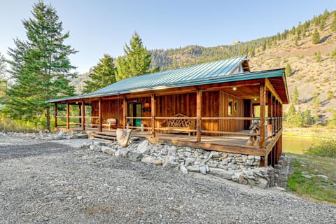 Hike, Fish and Unwind Remote Escape in Montana House in Idaho