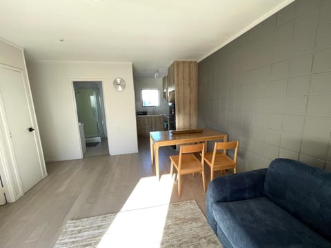 Sunny Tidy Corner in Ellerslie Apartment in Auckland
