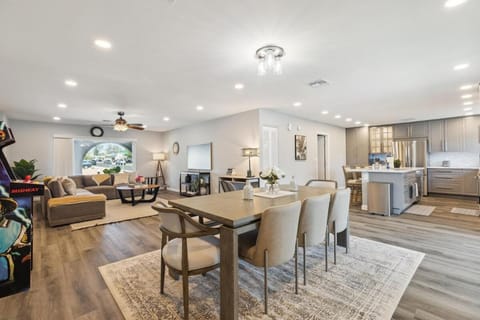 Kitchen or kitchenette, Living room, Dining area, oven