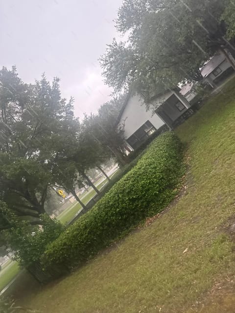 2 Bedroom Beautiful Luxury Apartment In A Quiet Neighborhood 7 Minutes Away From Ben Hill Griffin Stadium ! Apartment in Gainesville