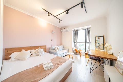 Bed, Photo of the whole room, Bedroom