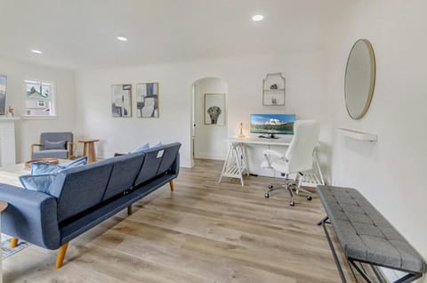 Spacious Comfy Home 2br, 2ba - 9 min to Tacoma Dome House in Tacoma