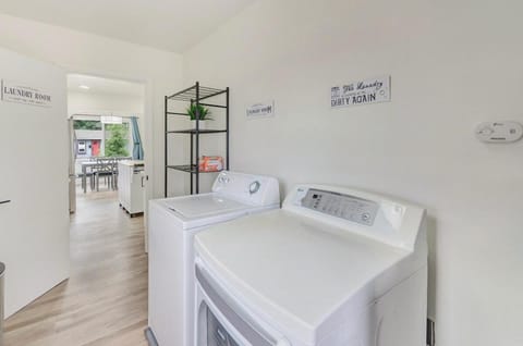 Spacious Comfy Home 2br, 2ba - 9 min to Tacoma Dome House in Tacoma