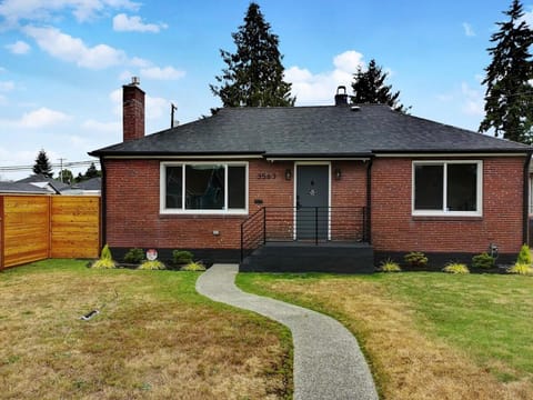 Spacious Comfy Home 2br, 2ba - 9 min to Tacoma Dome House in Tacoma