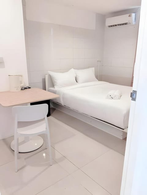 Bed, Photo of the whole room, Bedroom, air conditioner
