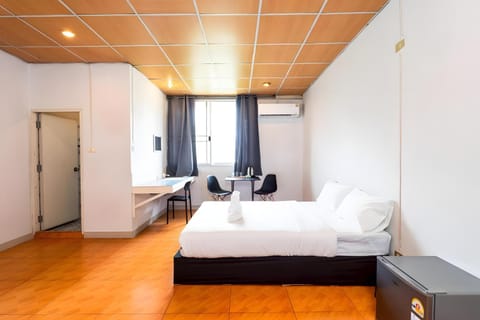 Bed, Photo of the whole room, Bedroom, air conditioner