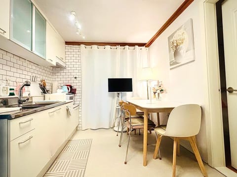 TV and multimedia, Kitchen or kitchenette, Living room, Seating area, Dining area, oven, stove