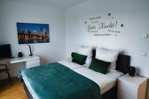 TV and multimedia, Photo of the whole room, Bedroom