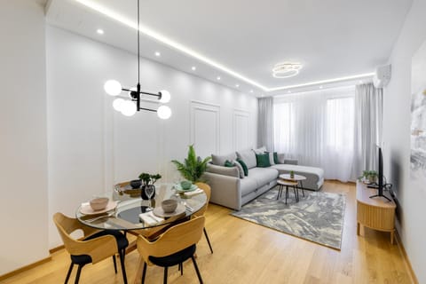 TV and multimedia, Living room, Seating area, Dining area