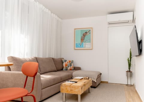 TV and multimedia, Living room, Seating area, air conditioner
