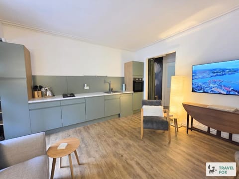 Kitchen or kitchenette, Living room, Seating area, Dining area