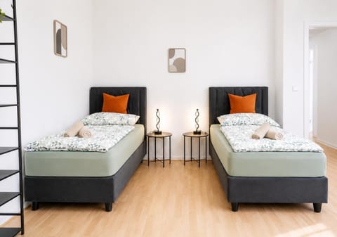 Bed, Photo of the whole room, Decorative detail, Decorative detail, Bedroom, heating, heating, internet, internet, towels, towels, wardrobe