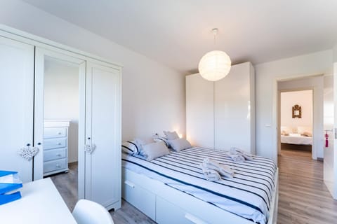 Bed, Photo of the whole room, Seating area, Bedroom, towels, wardrobe, air conditioner