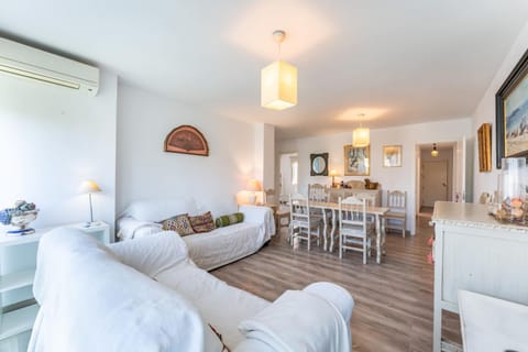 TV and multimedia, Living room, Seating area, Dining area, air conditioner