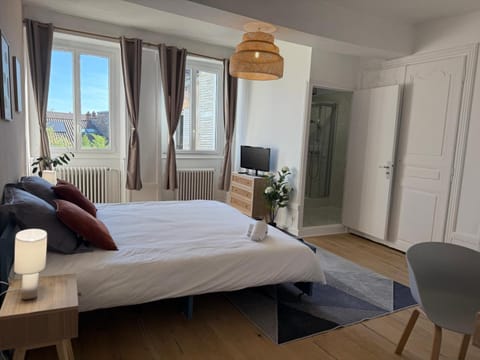 Bed, TV and multimedia, Bedroom