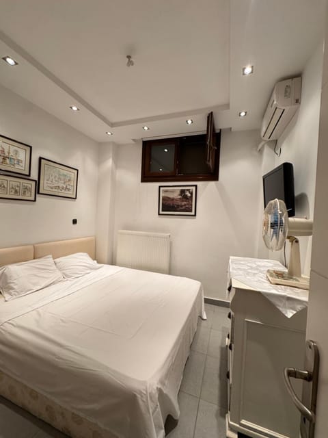 Bed, TV and multimedia, Bedroom