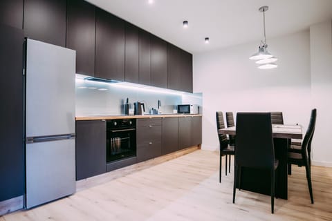 Kitchen or kitchenette, dishwasher, stove
