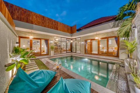 Patio, Pool view, Swimming pool, Swimming pool, sunbed