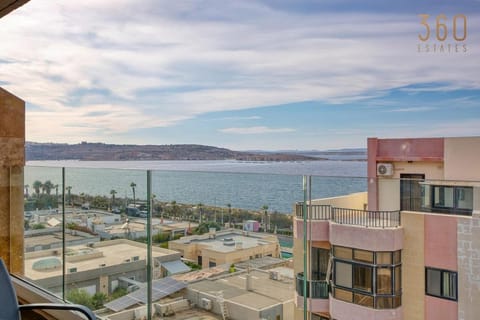 Nearby landmark, Communal lounge/ TV room, Day, Neighbourhood, Natural landscape, Bird's eye view, Evening entertainment, City view, Lake view, River view, Sea view, Location, Parking