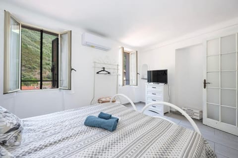 Bed, Photo of the whole room, Bedroom, internet, towels, air conditioner