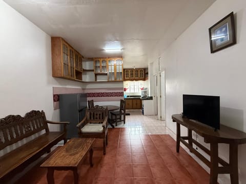 Kitchen or kitchenette, Living room, Seating area, Dining area, stove