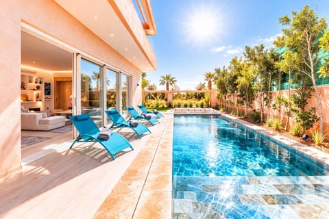 Swimming pool, towels