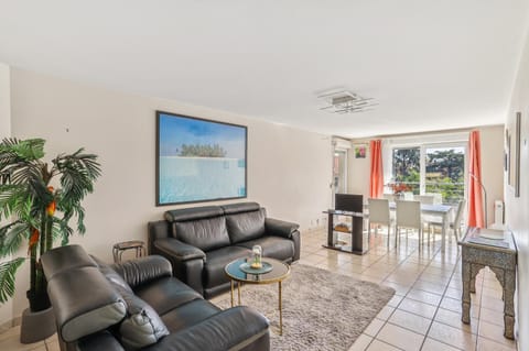 TV and multimedia, Living room, Seating area, Dining area