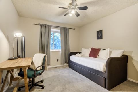 Upper Level - Mountain-View Retreat House in Colorado Springs