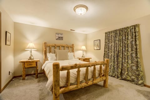 Lower Level - Mountain-View Retreat House in Colorado Springs