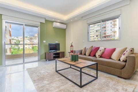 TV and multimedia, Living room, Seating area, air conditioner