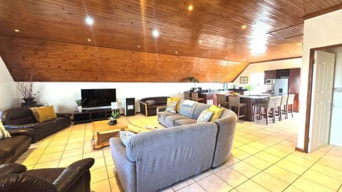 Communal lounge/ TV room, Living room, Seating area, Evening entertainment