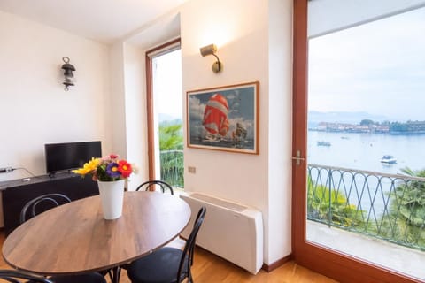 TV and multimedia, View (from property/room), Living room, Seating area, Dining area, Lake view