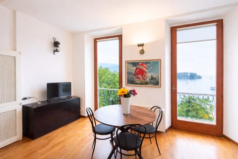 TV and multimedia, Living room, Seating area, Dining area, Lake view