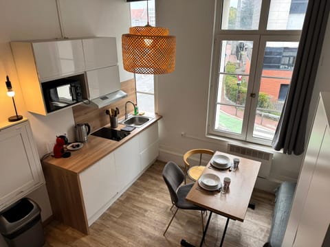 Coffee/tea facilities, Kitchen or kitchenette, Dining area, microwave, stove